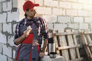 maçon professionnel pendant le déjeuner au travail photo