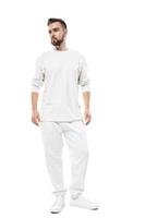 bel homme portant un t-shirt et un pantalon à manches longues blancs sur fond blanc photo