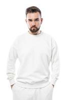 bel homme portant un sweat-shirt blanc vierge sur fond blanc photo