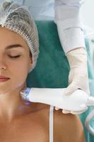 femme pendant le traitement de levage par radiofréquence dans une clinique médico-esthétique photo