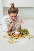 jeune jolie femme prête à manger son délicieux yaourt grec aux figues photo