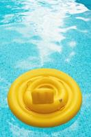 Anneau de flotteur gonflable pour bébé dans une piscine en plein air photo