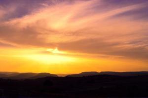 belle vue sur le coucher de soleil sur les montagnes. photo