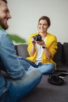 femme photographe prenant des photos de son petit ami à la maison