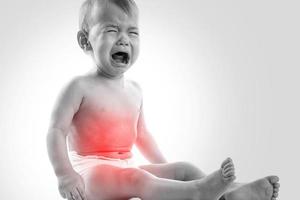 petit garçon qui pleure souffrant de maux d'estomac photo