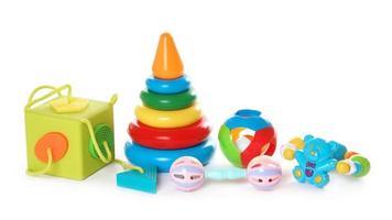 collection de jouets en plastique colorés pour les petits enfants. photo