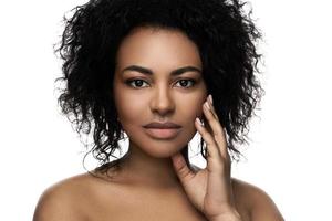 belle jeune femme noire à la peau lisse sur fond blanc photo