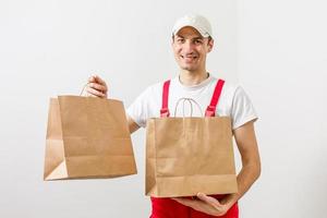 homme avec des colis de livraison de nourriture photo