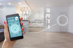 interface de technologie de maison intelligente sur l'écran de l'application smartphone avec vue en réalité augmentée de l'internet des objets connectés à l'intérieur de l'appartement, personne tenant un appareil photo