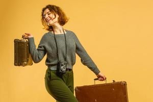 belle fille mince et chapeau de paille posant avec bagages et passeport, isolé photo