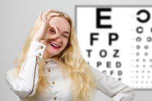 fille à lunettes sur le fond d'une table pour la vision photo