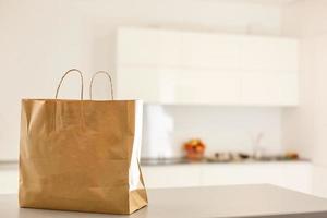 sac en papier sur la table de la cuisine photo