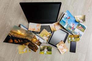 équipement de photographie hipster avec ordinateur portable et tablette numérique sur un bureau en bois vintage, mise à plat photo