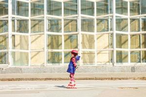 jeune patineur heureux essayant une activité de plein air passionnante. photo