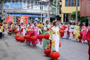 12 décembre 2018 filles chinoises habillées en danseuse d'ange de lanternes dans le défilé du respect de la célébration des dieux chinois de la ville de lampang. photo