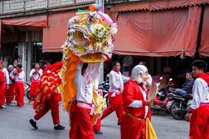 12 décembre 2018 groupe de théâtre de performance de danseur de lion chinois dansant en chinois respect la célébration des dieux de la ville de lampang avant le nouvel an chinois en février. photo