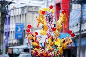 12 décembre 2018 petits jouets chinois de danse du dragon et du lion à vendre dans le défilé chinois du respect la célébration des dieux chinois photo