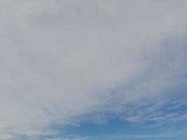 ciel bleu avec fond de nuages gonflés. fond naturel photo