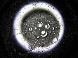 un plan macro de bulles, des gouttes de graisse sur l'eau ressemblent à de l'espace. photo