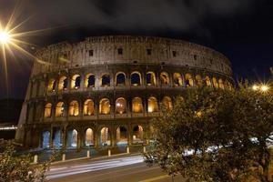 rome, italie, colisée ancien bâtiment antique bataille de gladiateurs la nuit. photo