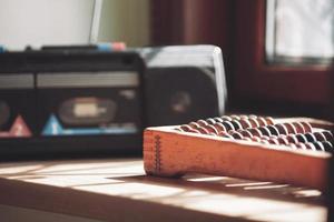 vieux boulier en bois et un magnétophone pour cassettes audio. photo