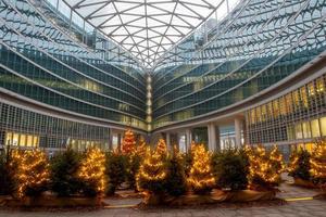 italie 2022 arbre de noël illuminé à l'entrée de la galerie vittorio emanuele à milan photo