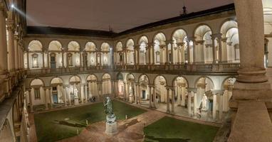 italie 2022 cloître de la pinacothèque de brera illuminée la nuit photo