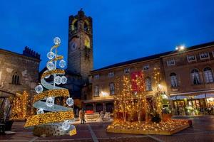 vieille place illuminée pour noël photo