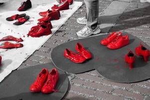 chaussures rouges pour dénoncer les violences faites aux femmes photo