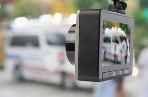 enregistreur vidéo de caméra de vidéosurveillance de voiture avec voiture d'ambulance sur la route photo