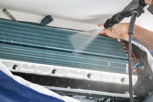 service de nettoyage de climatisation avec jet d'eau photo