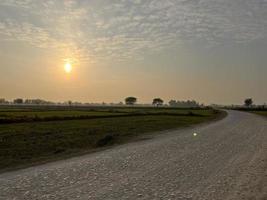 Vue aérienne graduée en couleur cinématographique d'un champ de cultures dans le village du pakistan belle vue sur le paysage du champ de riz à thathi mianwali photo