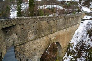 le pont aqueduc romain de pont d'ael aoste italie photo