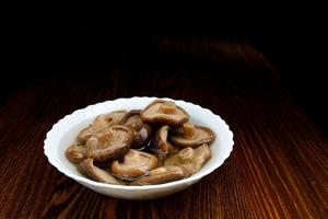 une assiette de champignons marinés . nourriture de village saine. champignon de lait noir mariné . photo