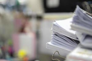 pile de papier, document, de nombreux travaux en attente d'être effectués sur la table, concept occupé photo