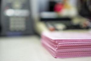 pile de feuille de papier, document, de nombreux travaux en attente d'être effectués sur la table, concept occupé photo