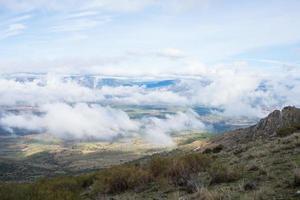 beau paysage du haut d'une colline. nuages bas sur la vallée photo