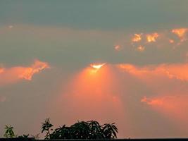 vue du coucher de soleil sur le terrain photo