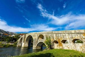 pont arslanagic sur la rivière trebisnjica à trebinje, bosnie-herzégovine photo