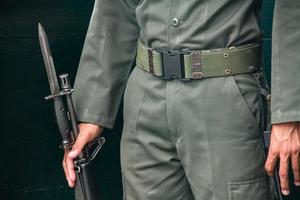 soldat de l'armée royale thaïlandaise qui monte la garde au grand palais de bangkok, thaïlande photo