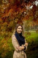 belle jeune femme dans le parc d'automne photo