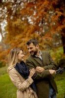 jeune couple marchant dans le parc en automne photo