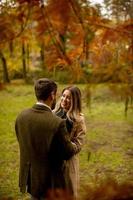 jeune couple dans le parc en automne photo