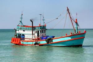 bateau de pêche en mer photo