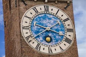 horloge mécanique de la tour bissara à l'ancien beffroi de la basilique palladienne à vicence, italie photo