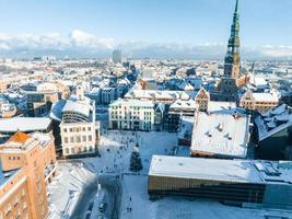 vue aérienne de la vieille ville de riga en hiver photo