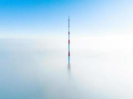 drone aérien vue de dessus de la tour de télévision de riga en lettonie. photo