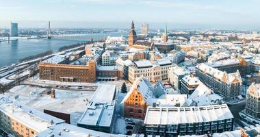 vue aérienne de la vieille ville de riga en hiver photo