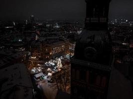 vue nocturne de la vieille ville de riga en hiver photo