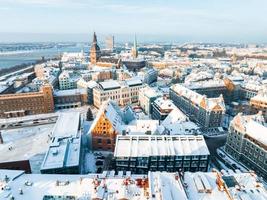 vue aérienne de la vieille ville de riga en hiver photo